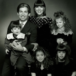 O sobrenome Kardashian foi herdado do renomado advogado Robert George Kardashian - falecido em 2003 devido a um cancro no esôfago - com quem Kris Jenner, a mãe de família foi casada durante 11 anos e teve quatro filhos: Kourtney, Kimberly, Khloé e Robert Kardashian, o caçula.